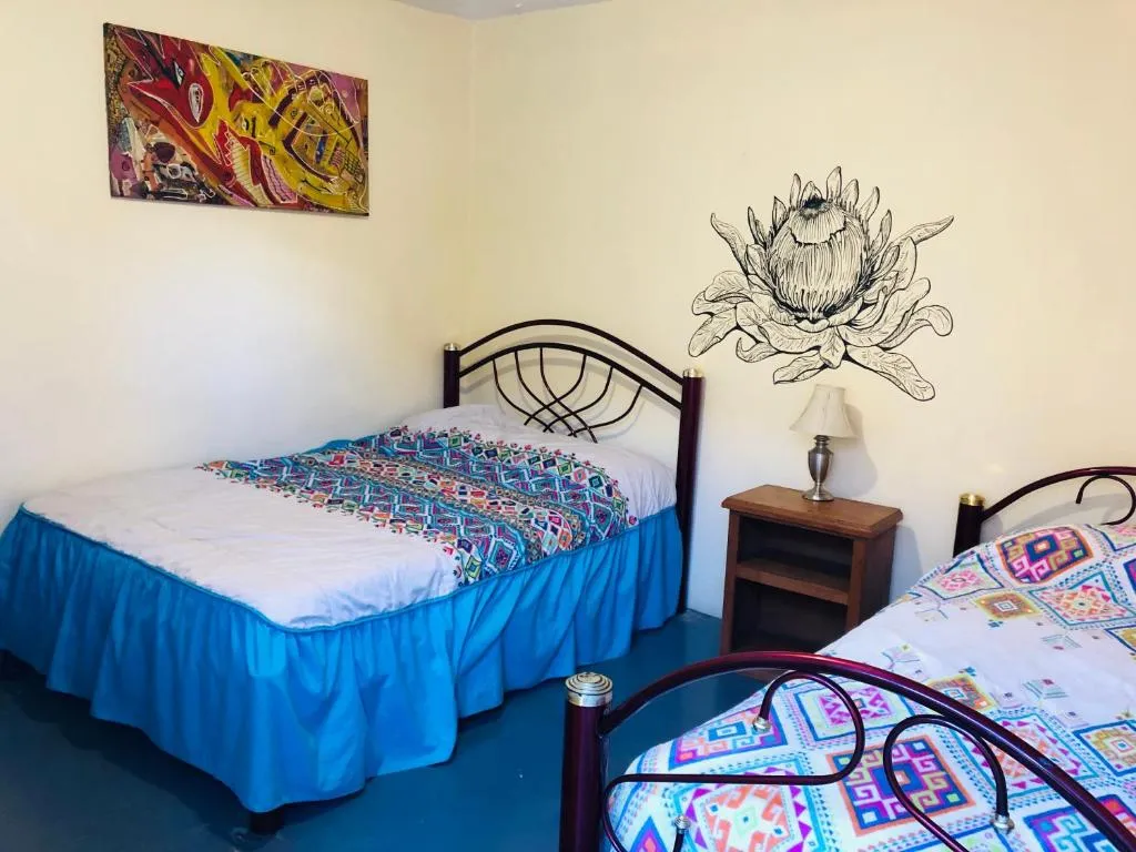 Habitación con mural de flor