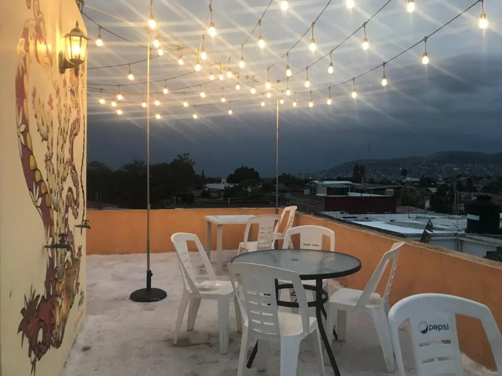Terraza con luces al atardecer
