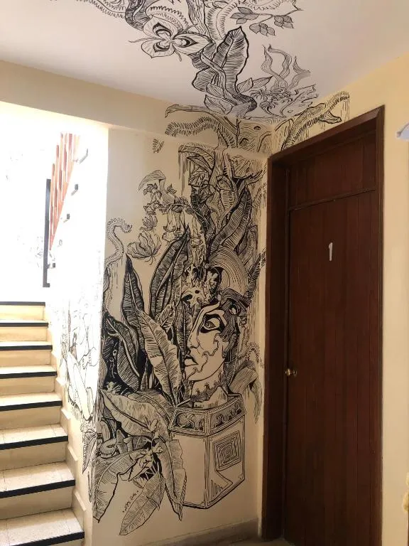 Pasillo y murales del segundo piso